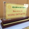 biển chức danh mica đế gỗ