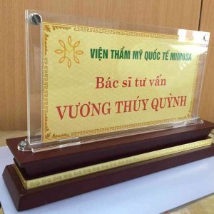 biển chức danh mica đế gỗ