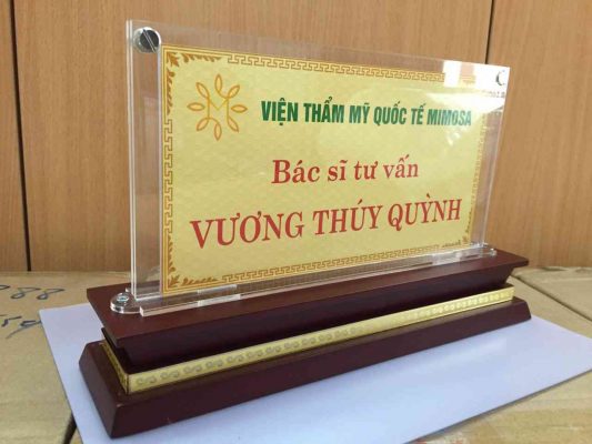 biển chức danh mica đế gỗ