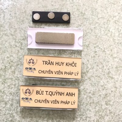 Thẻ tên nhân viên mica nam châm 3 nút