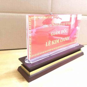 Biển chức danh mica đế gỗ không ốc 16 bien chuc danh mica de go khong oc 1