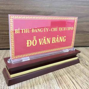 Biển chức danh mica đế gỗ không ốc 14 bien chuc danh mica de go khong oc 3