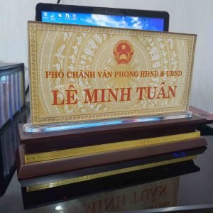 biển chức danh mica đế gỗ