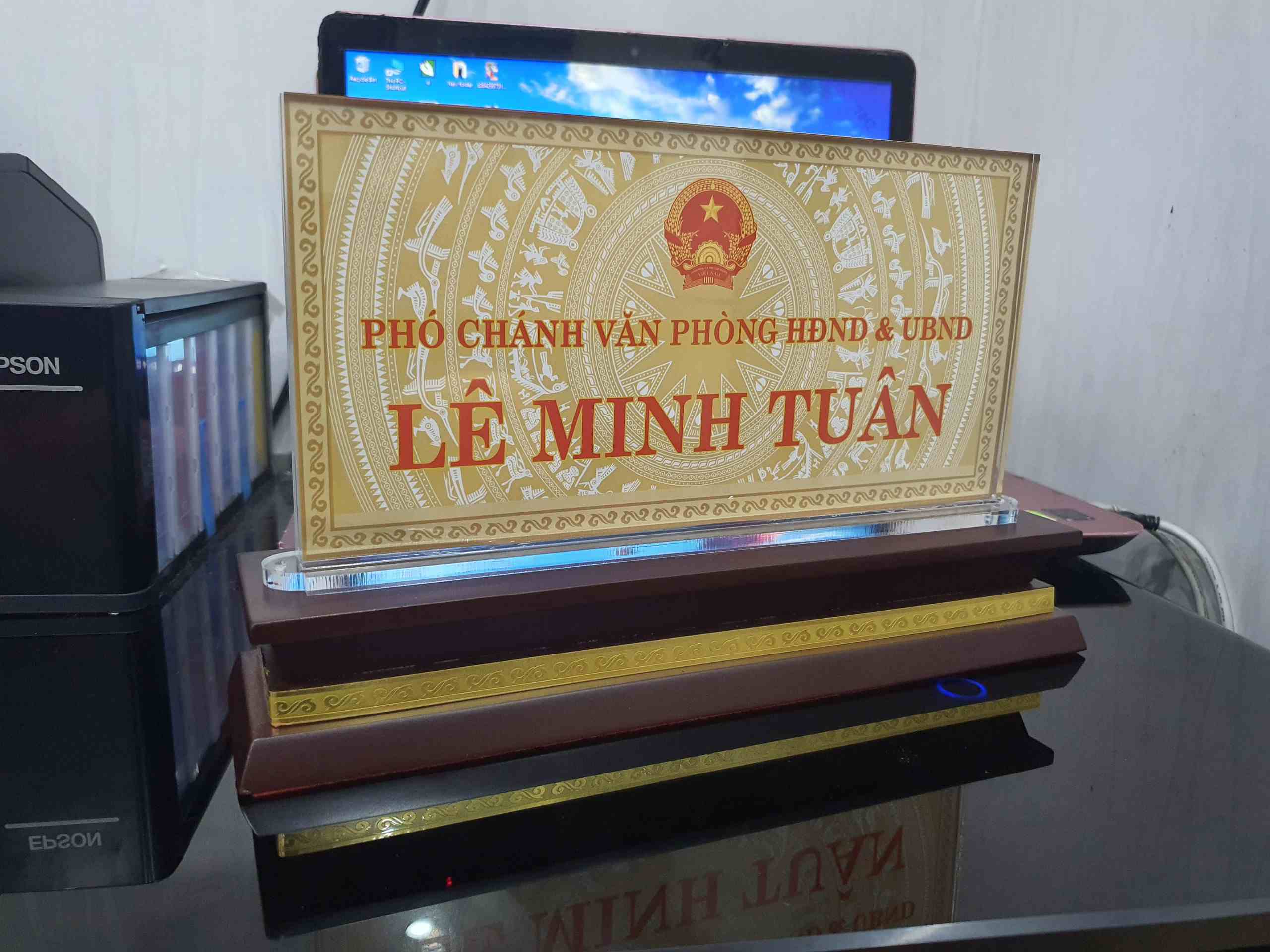 Biển chức danh mica đế gỗ không ốc 4 biển chức danh mica đế gỗ