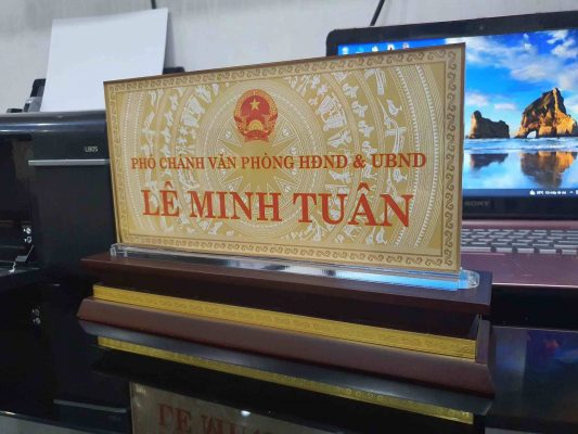 Biển chức danh mica đế gỗ không ốc 22 mẫu biển mica đế gỗ để bàn