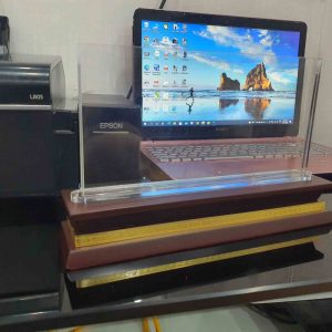 Biển chức danh mica đế gỗ không ốc 13 bien chuc danh mica de go khong oc 7