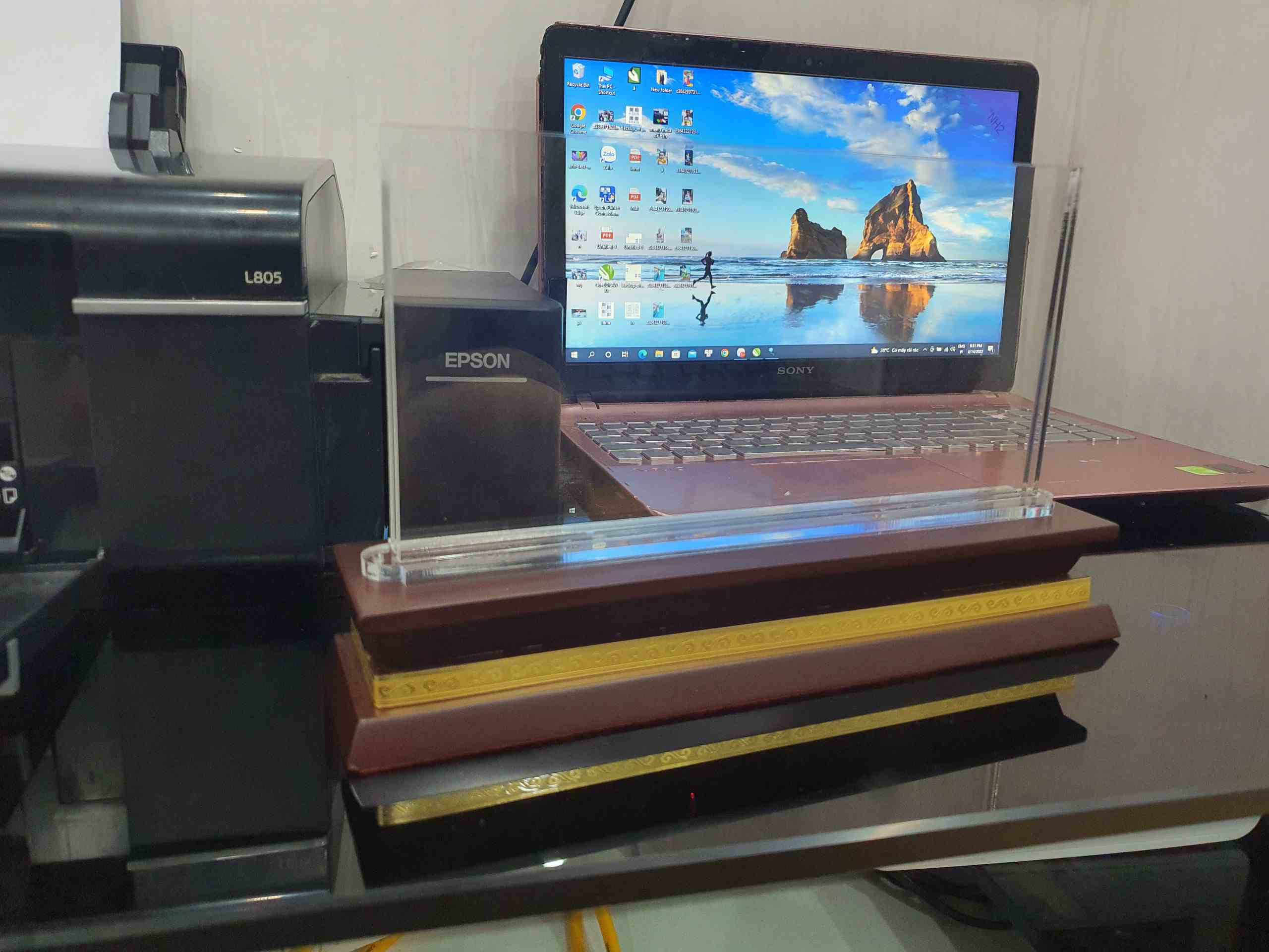 Biển chức danh mica đế gỗ không ốc 7 Biển chức danh mica đế gỗ không ốc - Ảnh 4