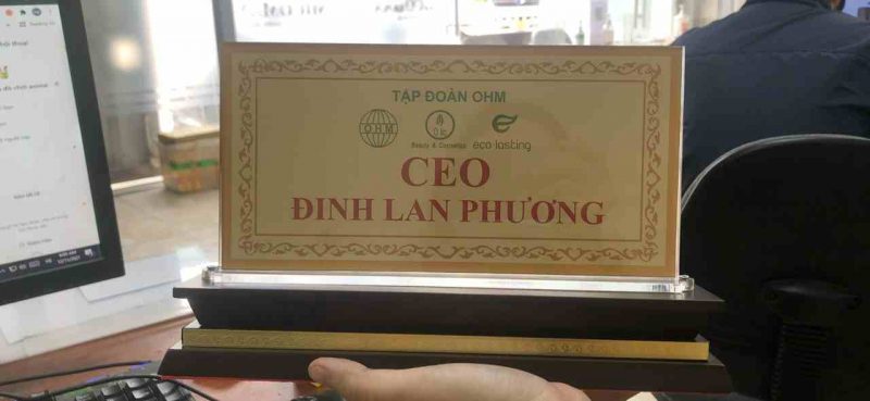 Biển chức danh mica đế gỗ không ốc 21 biển chức danh mica đế gỗ đẹp sang trọng