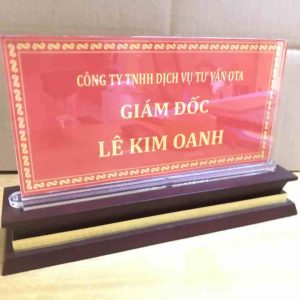 Biển chức danh mica đế gỗ không ốc 12 bien chuc danh mica de go khong oc 9