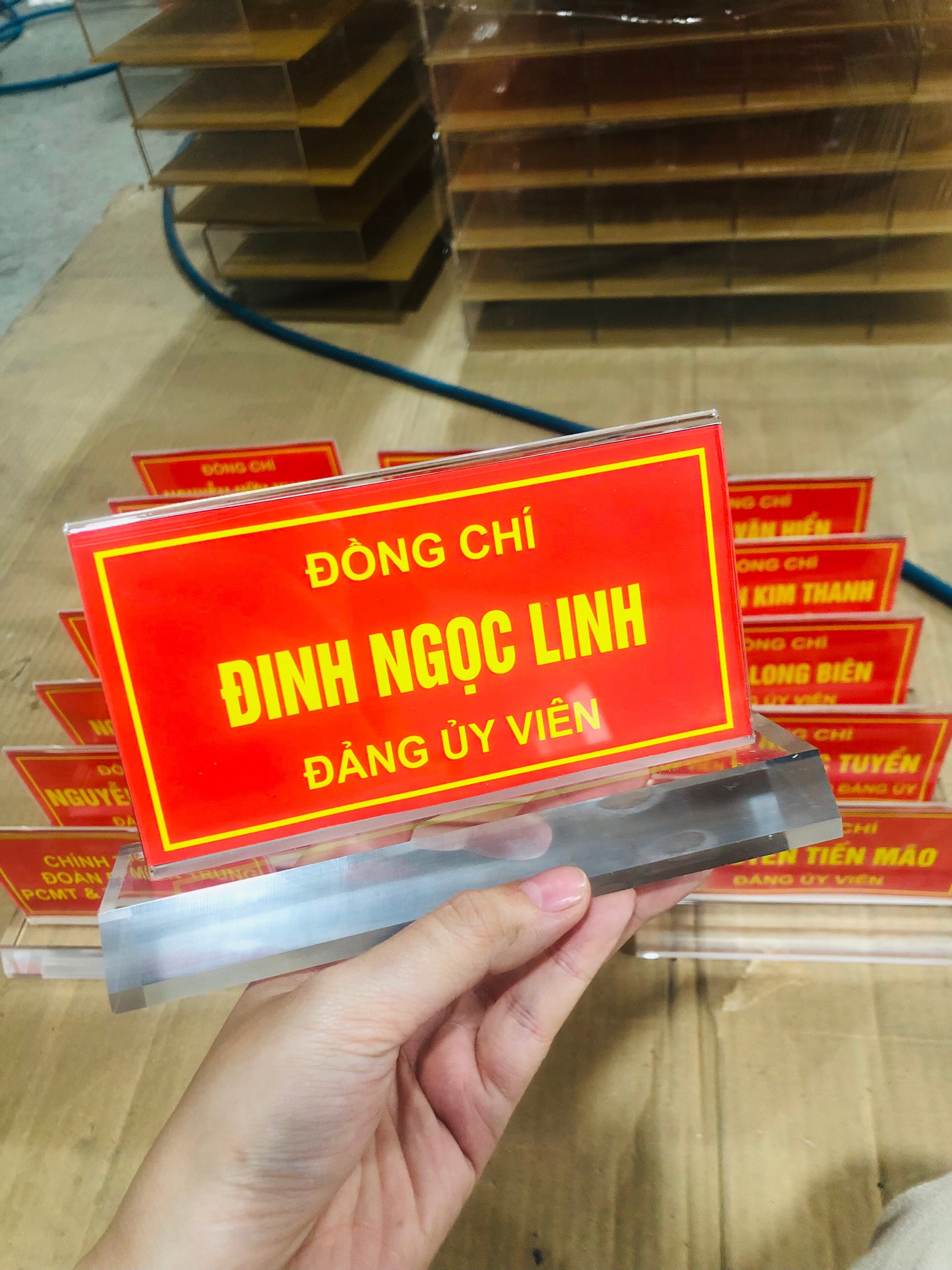 biển chức danh mica quân đội 5 biển chức danh mica quân đội