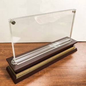 Alternative view of Biển chức danh đế gỗ mica loại có ốc