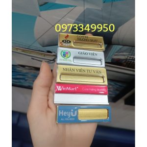 Thẻ tên kim loại in logo cố định +Tên thay đổi theo yêu cầu