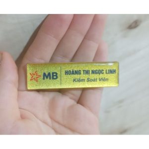 Alternative view of Thẻ tên nhân viên ngân hàng MB bank nền vàng/bạc nhũ ,trơn, xước in theo yêu cầu