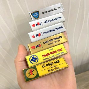 bảng tên nhân viên